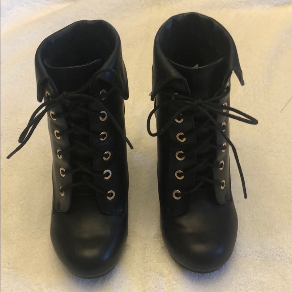 Rouge Heeled Ankle Boots